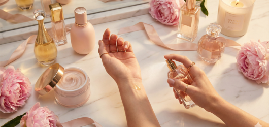 كيف تجعلين رائحتكِ “بصمة” لا تُنسى؟ دليلكِ السري لفن خلط العطور (Layering) لثبات يدوم 24 ساعة